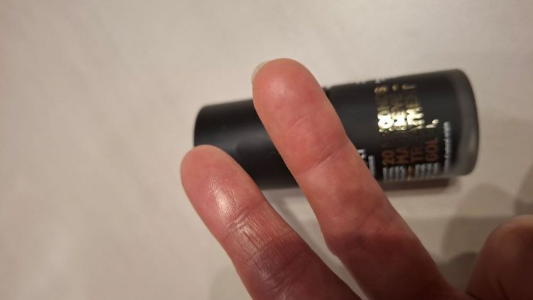 Rozświetlająco-liftingująco-naprawcze serum pod oczy i na powieki z kofeiną, peptydami, kwasem hialuronowym i kompleksem Beautifeye™ 20 SECONDS MAGIC EYE TREATMENT GOLD