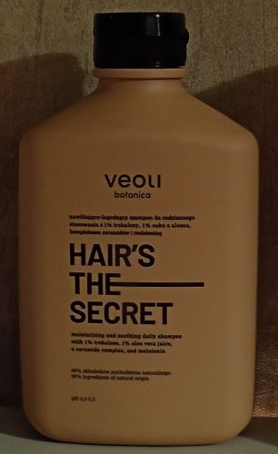 Nawilżająco-łagodzący szampon do codziennego stosowania z 1% trehalozy, 1% soku z aloesu, kompleksem ceramidów i melatoniną HAIR'S THE SECRET