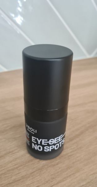 Rozjaśniająco-nawilżające serum na cienie pod oczy i na powieki z peptydem wybielającym 1%, kwasem traneksamowym 0,5% i glutationem EYE SEE NO SPOTS