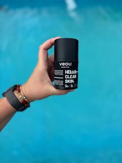 Szerokopasmowy lekki krem ochronny przeciw fotostarzeniu z prebiotykami 0,5% i wąkrotą azjatycką 1% SPF 50+, UVA, UVB, PA++++, HEV/IR HELLO, CLEAR SKIN