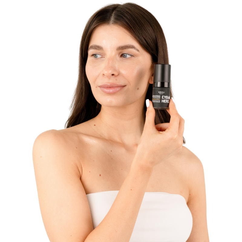 Kobieta trzymająca serum pod oczy