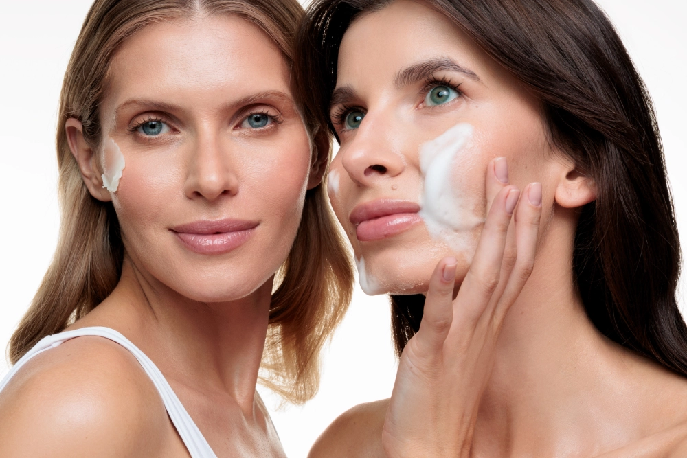 Jak poprawnie oczyścić skórę? Dwuetapowe oczyszczanie i tonizacja krok po kroku