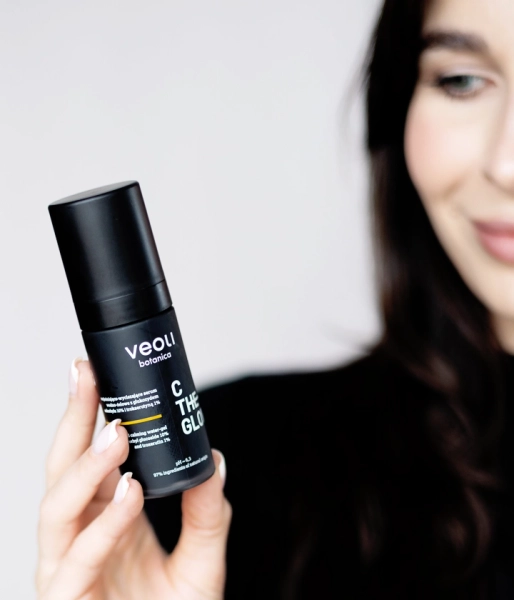 Rozjaśniająco-wyciszające serum wodno-żelowe z glukozydem askorbylu 10% i trokserutyną 1% C THE GLOW