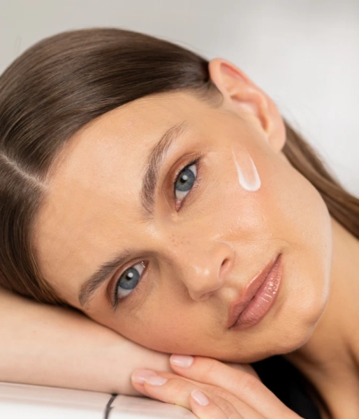 Nawilżająco-regenerujące, lekkie serum z 2% kompleksem ceramidów i 1% kompleksem z alg CERAMIDE TOUCH